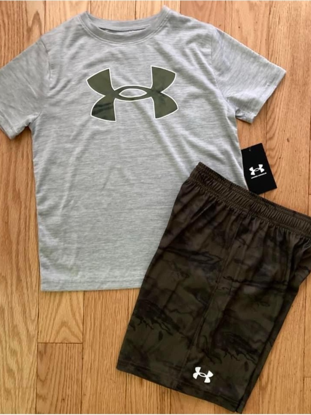 Under Armour Light Gray Tee with Olive Logo & Olive Camo Shorts size YSM